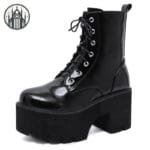 Botte Gothique En Cuir Verni Avec Boucles Métalliques