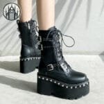 Bottes Gothiques: Confort Et Allure Avec Trois Lanières Bouclées