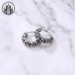 Boucle d&rsquo;oreille Gothique Crâne Cerceau Acier — Univers Gothique (vue 2)
