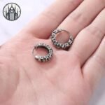 Boucle d&rsquo;oreille Gothique Crâne Cerceau Acier — Univers Gothique (vue 4)