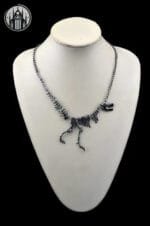 Collier Gothique Victorien: T-rex Impressionnant!