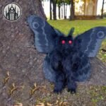 Peluche Gothique Mothman Yeux Rouges — Univers Gothique (vue 2)
