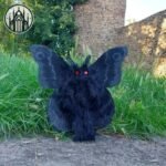 Peluche Gothique Mothman Yeux Rouges — Univers Gothique (vue 3)