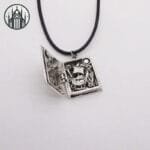 Pendentif Gothique Faucheuse: Le Cadeau Parfait!