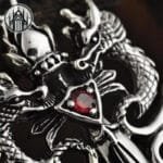 Pendentif Gothique Gun Mexicain: Style Affirmé!