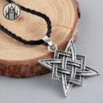 Pendentif Gothique Livre: Style Sans Contrainte