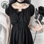 Robe Gothique Noire: Détails Ornés Pour Un Look élégant