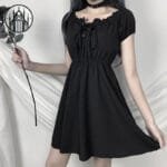 Robe Gothique Noire: Détails Ornés Pour Un Look élégant