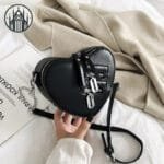 Un Sac à Main Gothique Pour Exprimer Ta Féminité Alternative!