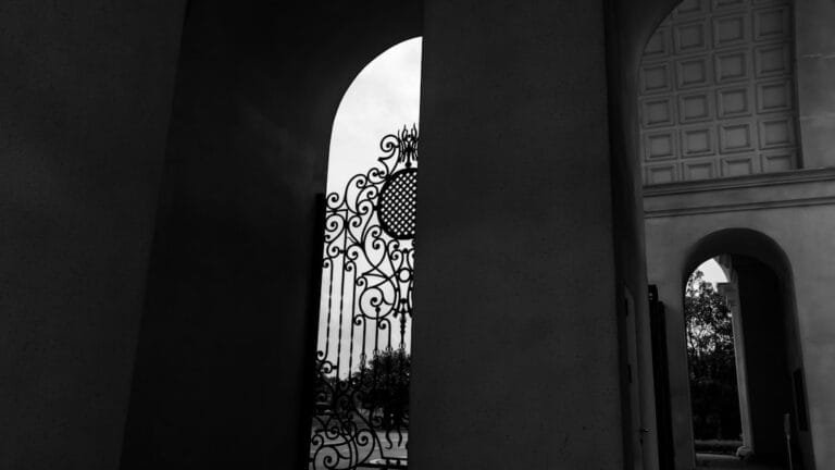 comment comparer l'église à la main ou à l'art gothique